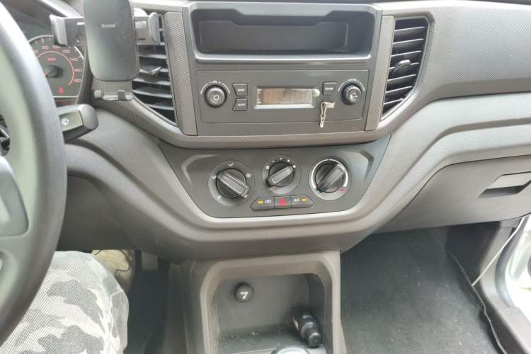 Used Wuling Hongguang V 2022 1.5L Jingqu Version Hydraulic Power Steering LAR Audio And AC Panel