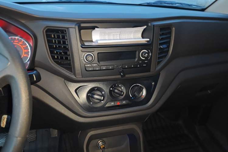 Used Wuling Hongguang V 2022 1.5L Jingqu Edition Electric-Assist LAR Audio And AC Panel