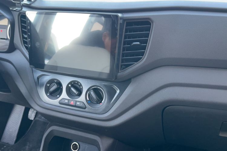 Used Wuling Hongguang V 2022 1.5L Jingqu Edition Electric-Assist LAR Audio And AC Panel