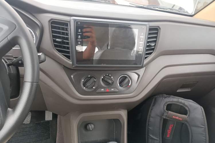 Used Wuling Hongguang V 2022 1.5L Jingqu Edition Electric-Assist LAR Audio And AC Panel