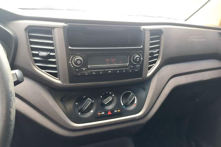 Used Wuling Hongguang V 2022 1.5L Enjoy Edition Electric-Powered LAR Audio And AC Panel