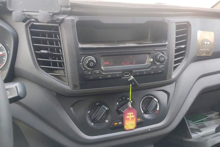 Used Wuling Hongguang V 2022 1.5L Enjoy Edition Electric-Powered LAR Audio And AC Panel