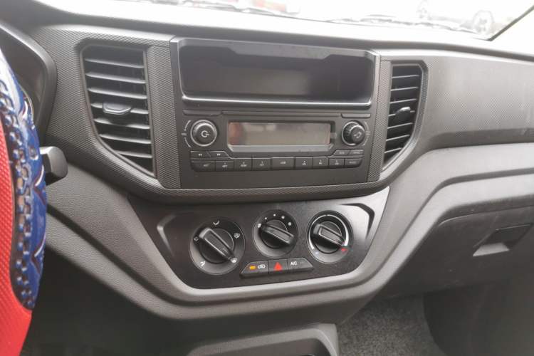 Used Wuling Hongguang V 2022 1.5L Jingqu Edition Electric-Assist LAR Audio And AC Panel