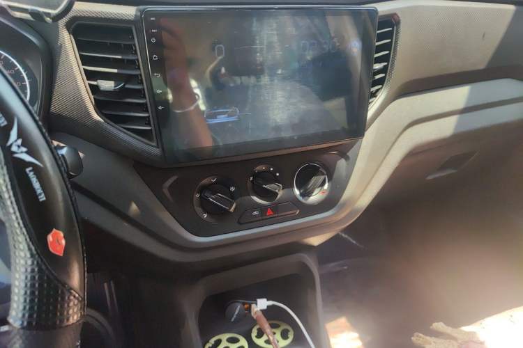 Used Wuling Hongguang V 2022 1.5L Jingqu Edition Electric-Assist LAR Audio And AC Panel