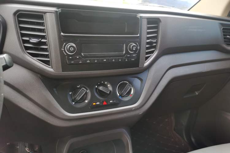 Used Wuling Hongguang V 2022 1.5L Enjoy Edition Electric-Powered LAR Audio And AC Panel