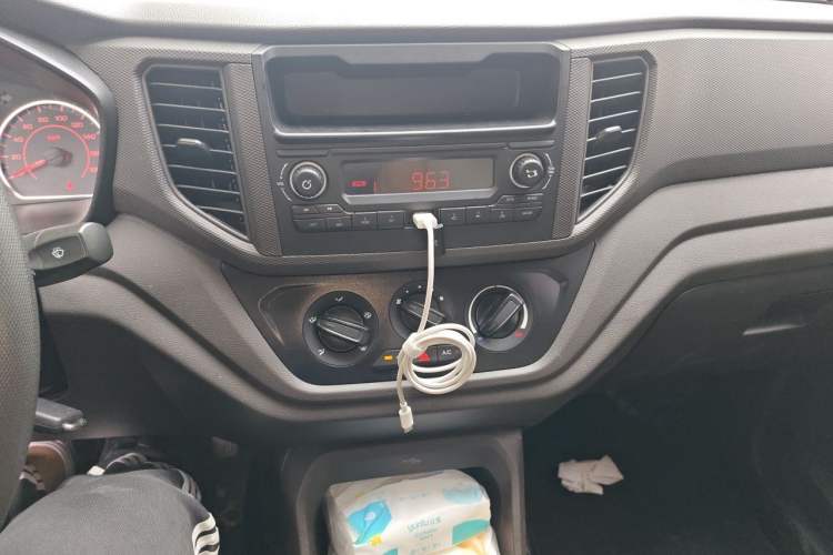 Used Wuling Hongguang V 2022 1.5L Jingqu Edition Electric-Assist LAR Audio And AC Panel