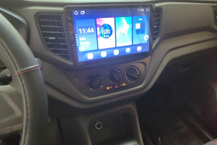 Used Wuling Hongguang V 2022 1.5L Jingqu Edition Enclosed-Window Vehicle with Electric Power Steering LAR Audio And AC Panel
