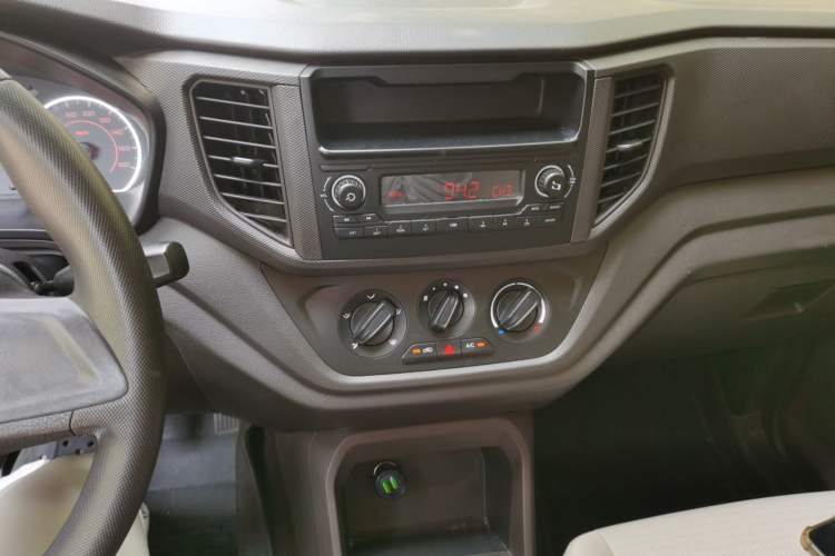 Used Wuling Hongguang V 2022 1.5L Jingqu Version Hydraulic Power Steering LAR Audio And AC Panel