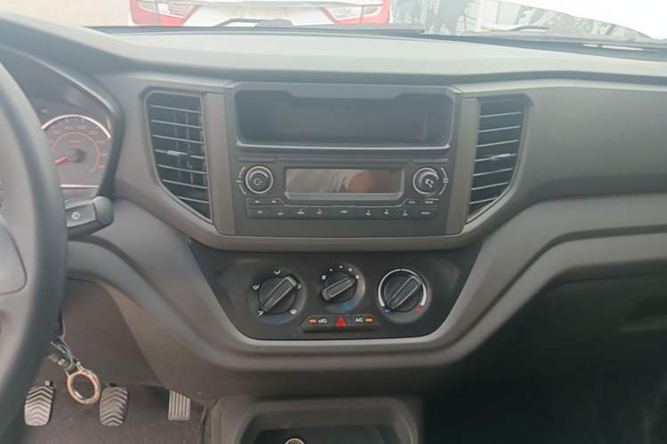 Used Wuling Hongguang V 2022 1.5L Jingqu Edition Electric-Assist LAR Audio And AC Panel