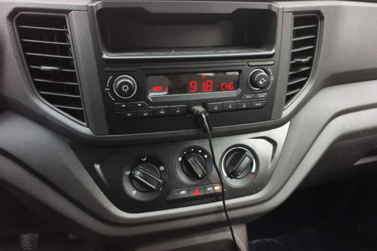 Used Wuling Hongguang V 2022 1.5L Jingqu Edition Electric-Assist LAR Audio And AC Panel