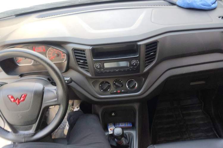 Used Wuling Hongguang V 2022 1.5L Jingqu Edition Enclosed-Window Vehicle with Hydraulic Power Steering LAR Center Console