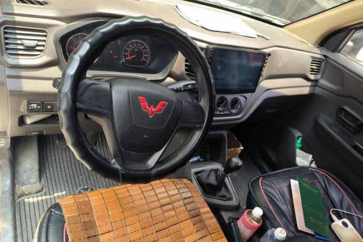 Used Wuling Hongguang V 2022 1.5L Jingqu Edition Enclosed-Window Vehicle with Hydraulic Power Steering LAR Center Console