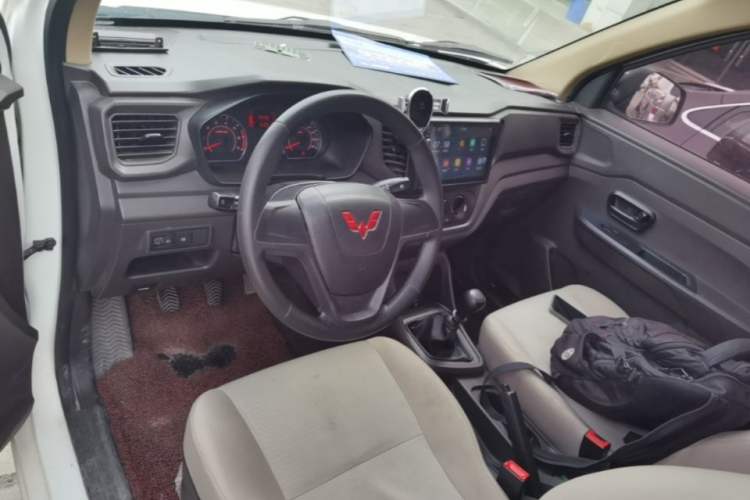 Used Wuling Hongguang V 2022 1.5L Jingqu Edition Electric-Assist LAR Center Console