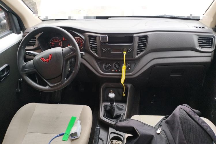Used Wuling Hongguang V 2022 1.5L Jingqu Version Hydraulic Power Steering LAR Center Console