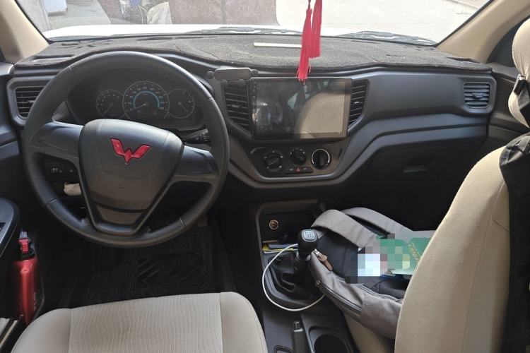 Used Wuling Hongguang V 2022 1.5L Enjoy Edition Electric-Powered LAR Center Console