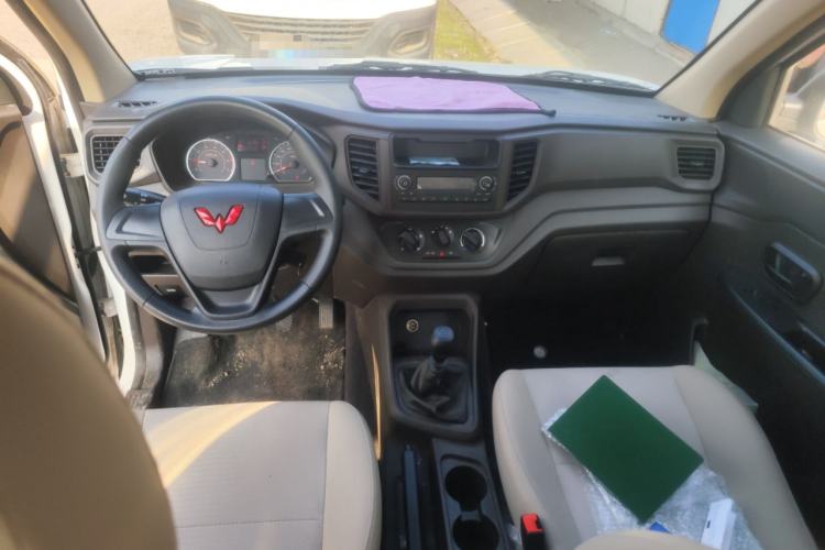 Used Wuling Hongguang V 2022 1.5L Jingqu Edition Electric-Assist LAR Center Console