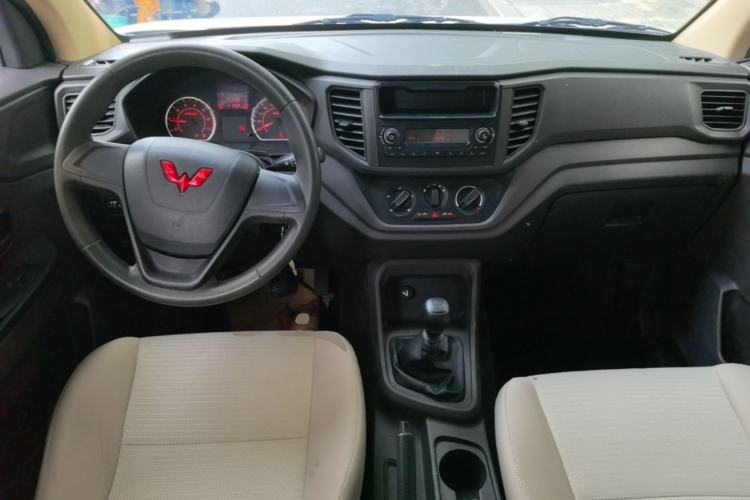 Used Wuling Hongguang V 2022 1.5L Jingqu Edition Electric-Assist LAR Center Console