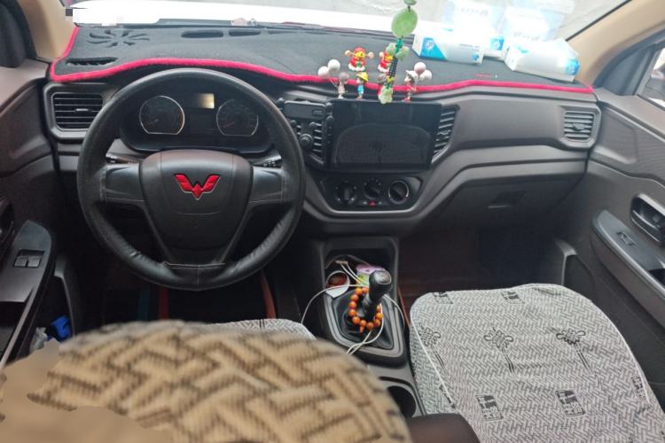 Used Wuling Hongguang V 2022 1.5L Jingqu Edition Electric-Assist LAR Center Console