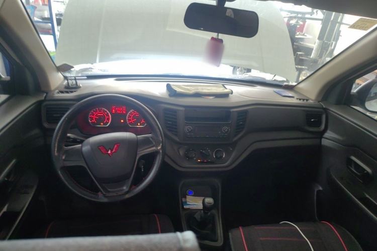 Used Wuling Hongguang V 2022 1.5L Jingqu Edition Electric-Assist LAR Center Console