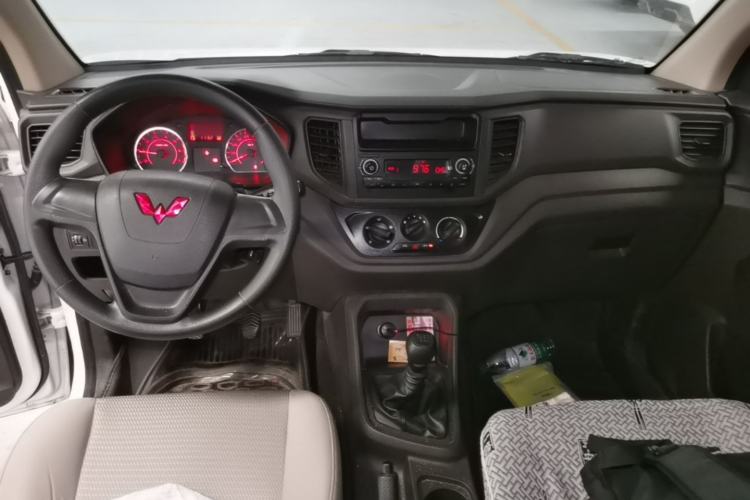 Used Wuling Hongguang V 2022 1.5L Jingqu Edition Electric-Assist LAR Center Console