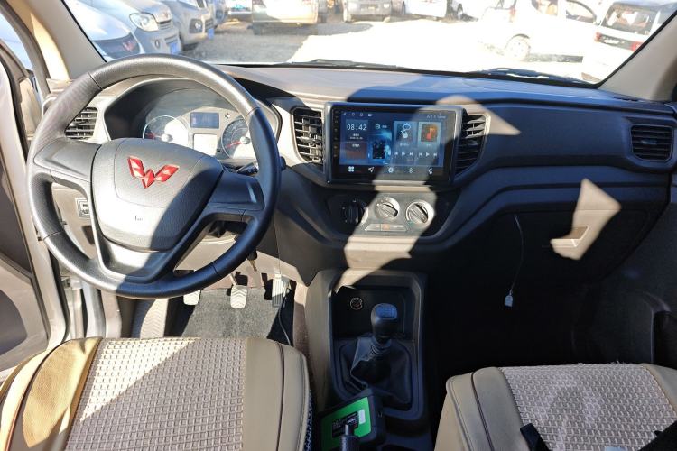 Used Wuling Hongguang V 2022 1.5L Jingqu Edition Electric-Assist LAR Center Console