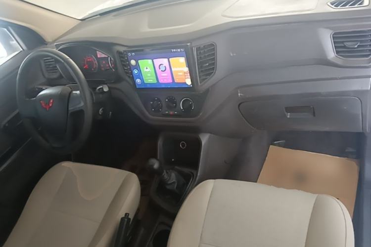 Used Wuling Hongguang V 2022 1.5L Jingqu Edition Electric-Assist LAR Center Console