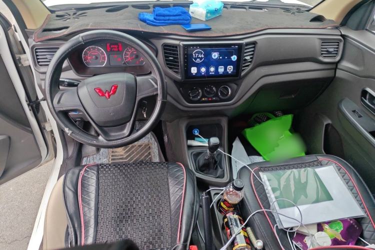 Used Wuling Hongguang V 2022 1.5L Jingqu Edition Electric-Assist LAR Center Console