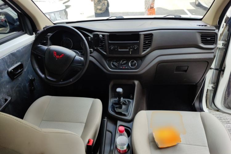 Used Wuling Hongguang V 2022 1.5L Jingqu Version Hydraulic Power Steering LAR Center Console