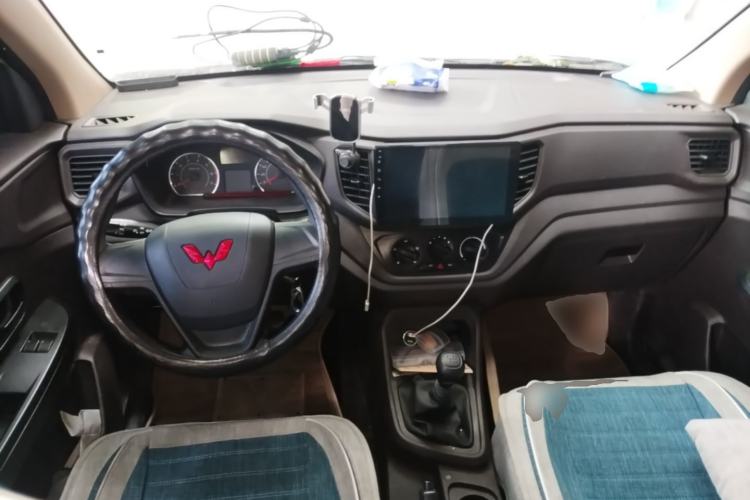 Used Wuling Hongguang V 2022 1.5L Jingqu Edition Electric-Assist LAR Center Console