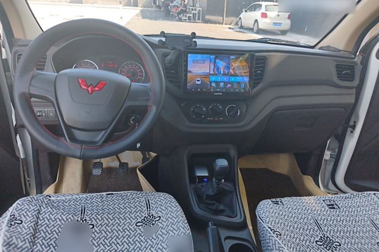 Used Wuling Hongguang V 2022 1.5L Jingqu Edition Electric-Assist LAR Center Console