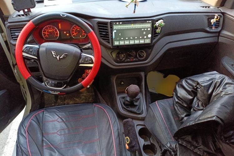 Used Wuling Hongguang V 2022 1.5L Jingqu Edition Electric-Assist LAR Center Console