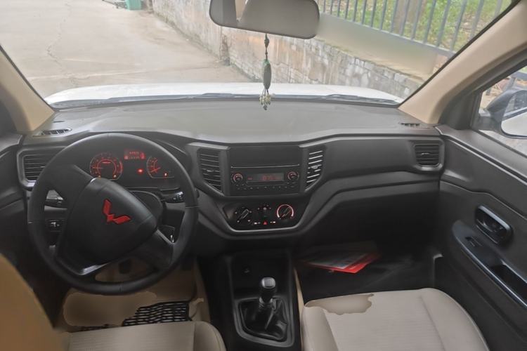 Used Wuling Hongguang V 2022 1.5L Jingqu Version Hydraulic Power Steering LAR Center Console