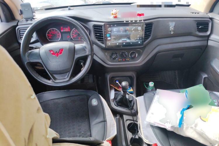 Used Wuling Hongguang V 2022 1.5L Jingqu Edition Electric-Assist LAR Center Console