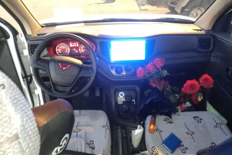 Used Wuling Hongguang V 2022 1.5L Jingqu Version Hydraulic Power Steering LAR Center Console