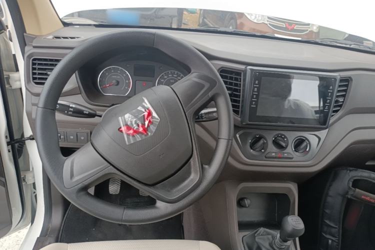 Used Wuling Hongguang V 2022 1.5L Jingqu Edition Electric-Assist LAR Center Console