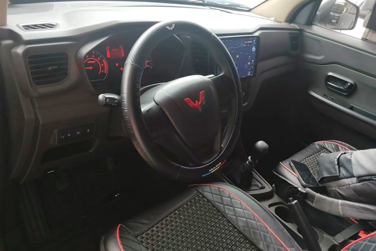 Used Wuling Hongguang V 2022 1.5L Jingqu Version Hydraulic Power Steering LAR Center Console