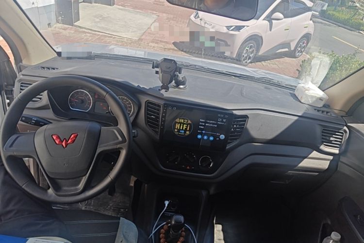 Used Wuling Hongguang V 2022 1.5L Jingqu Edition Enclosed-Window Vehicle with Electric Power Steering LAR Center Console
