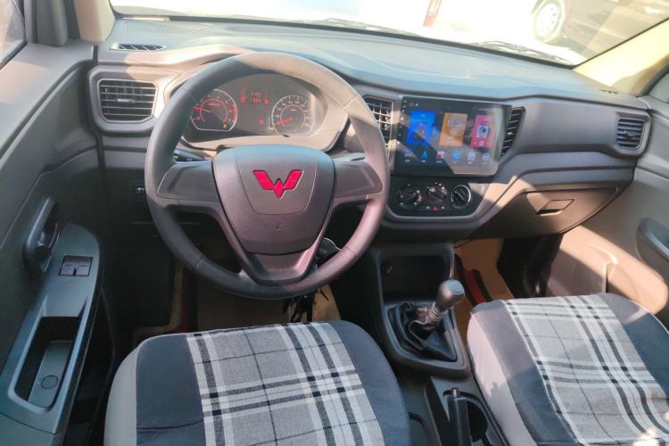 Used Wuling Hongguang V 2022 1.5L Jingqu Edition Electric-Assist LAR Center Console