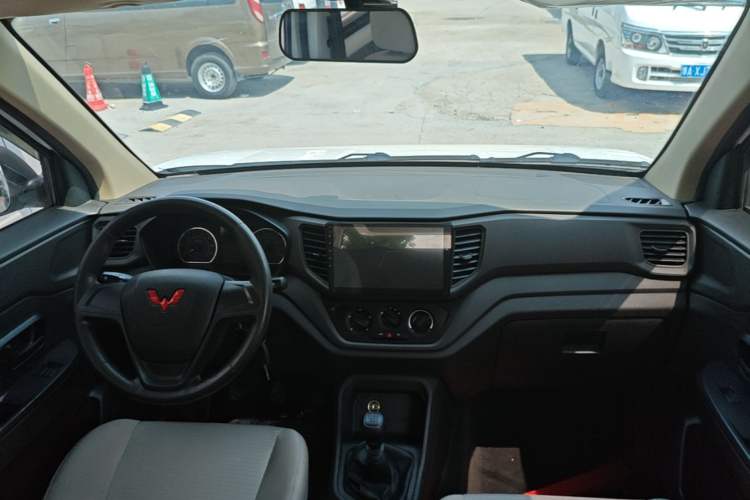 Used Wuling Hongguang V 2022 1.5L Jingqu Edition Electric-Assist LAR Center Console