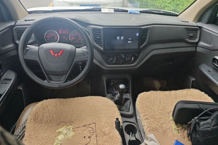 Used Wuling Hongguang V 2022 1.5L Jingqu Edition Electric-Assist LAR Center Console