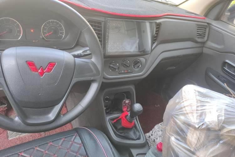 Used Wuling Hongguang V 2022 1.5L Jingqu Edition Enclosed-Window Vehicle with Hydraulic Power Steering LAR Center Console