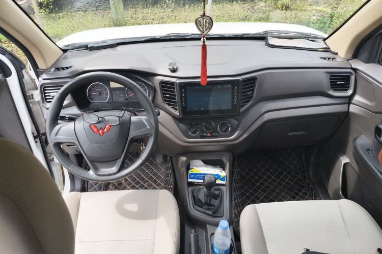 Used Wuling Hongguang V 2022 1.5L Jingqu Version Hydraulic Power Steering LAR Center Console