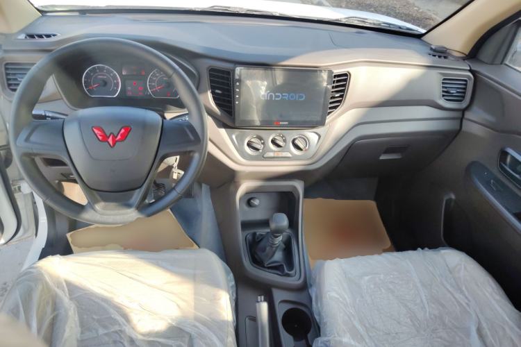 Used Wuling Hongguang V 2022 1.5L Jingqu Edition Electric-Assist LAR Center Console