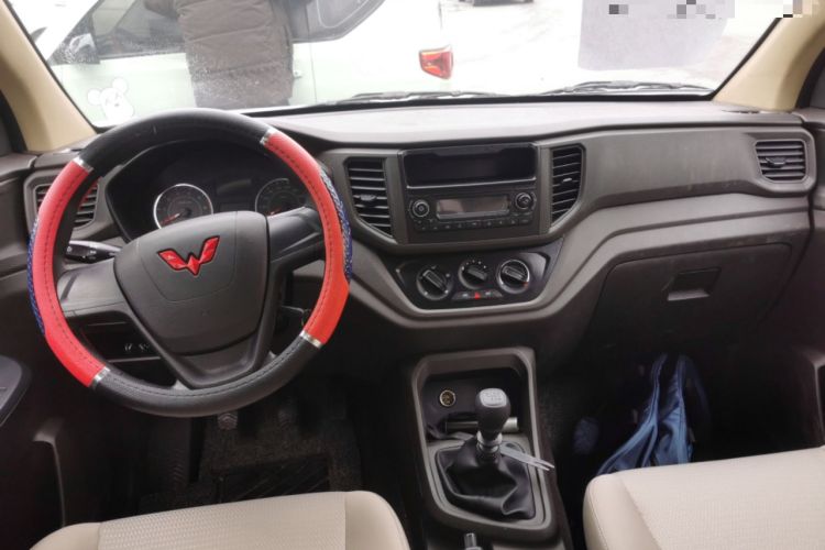 Used Wuling Hongguang V 2022 1.5L Jingqu Edition Electric-Assist LAR Center Console