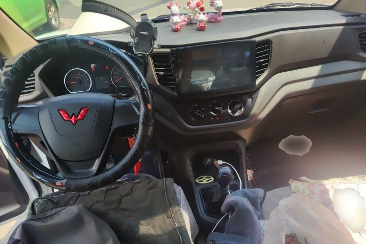 Used Wuling Hongguang V 2022 1.5L Jingqu Edition Electric-Assist LAR Center Console