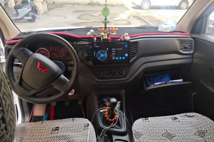 Used Wuling Hongguang V 2022 1.5L Jingqu Edition Electric-Assist LAR Center Console