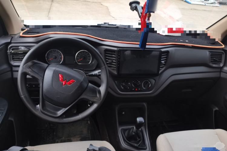 Used Wuling Hongguang V 2022 1.5L Jingqu Version Hydraulic Power Steering LAR Center Console