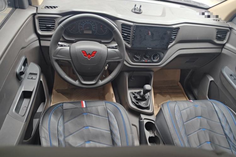 Used Wuling Hongguang V 2022 1.5L Enjoy Edition Electric-Powered LAR Center Console