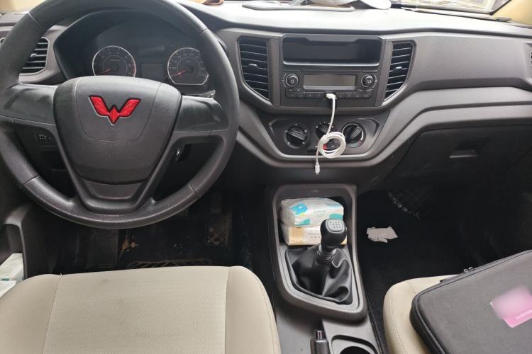 Used Wuling Hongguang V 2022 1.5L Jingqu Edition Electric-Assist LAR Center Console