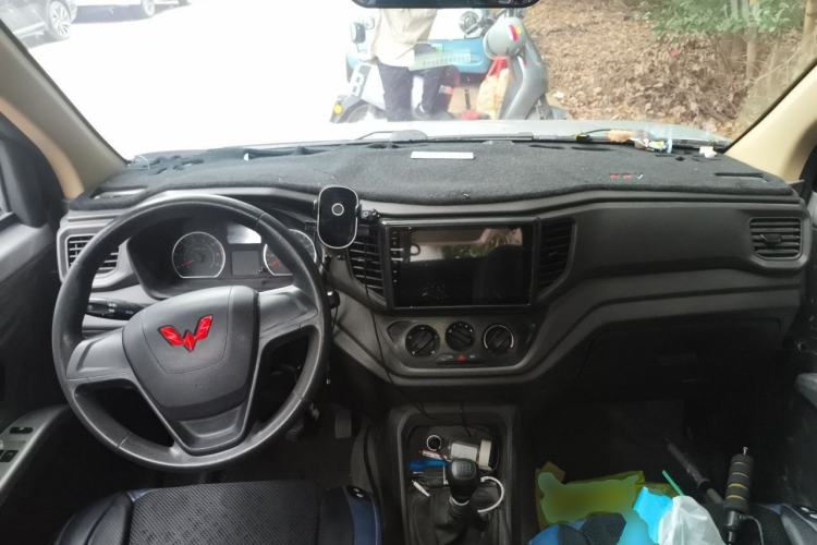 Used Wuling Hongguang V 2022 1.5L Jingqu Edition Electric-Assist LAR Center Console